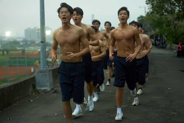 余杰恩（左起）、劉育仁、牧森 為《進行曲》鍛鍊出好身材。（圖／未來進行曲提供）