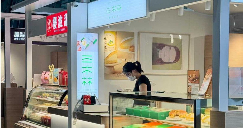 奈良美智糾正一幅「掛歪」的畫。(圖/翻攝threads@michinara3)