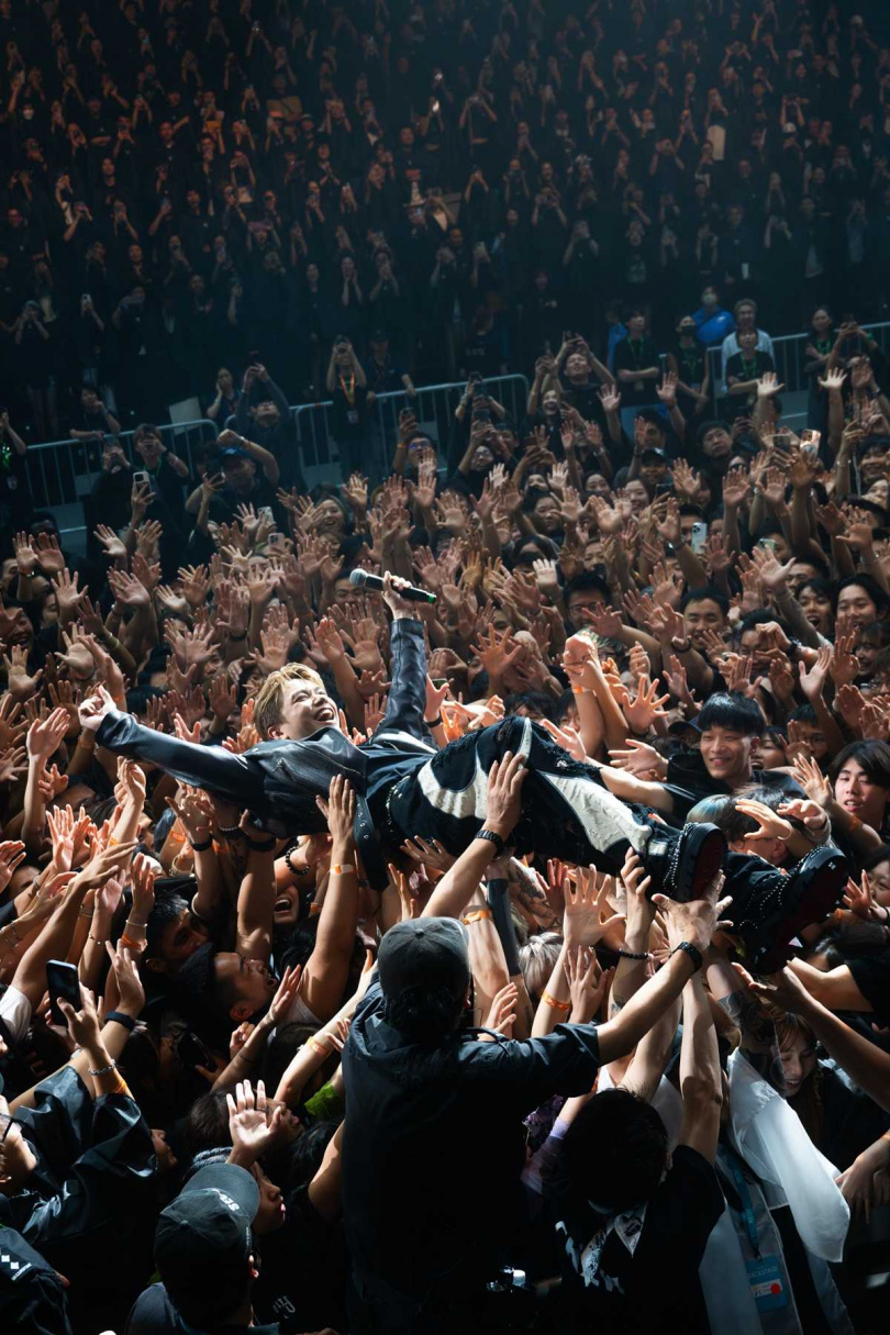 張敬軒為了Tyson Yoshi獻上人生首次「人體衝浪」。（圖／想不到音樂工作室提供）