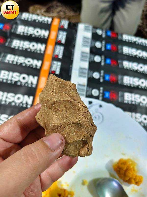 以青稞粉混入酥油茶捏製的糌粑嘗起來有點像台灣的麻油綠豆糕，是當地人的主食之一。（圖／魏妤靜攝）