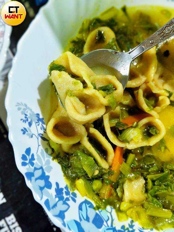 和Homestay的接待人家一起手擀麵團、製作像是貓耳朵的麵食，搭配的蔬菜湯爽口暖胃。（圖／魏妤靜攝）