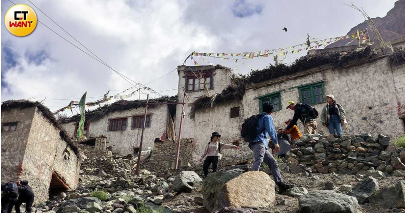 和同行夥伴徒步健行，下坡碎石段須前後相互照應。（圖／魏妤靜攝）
