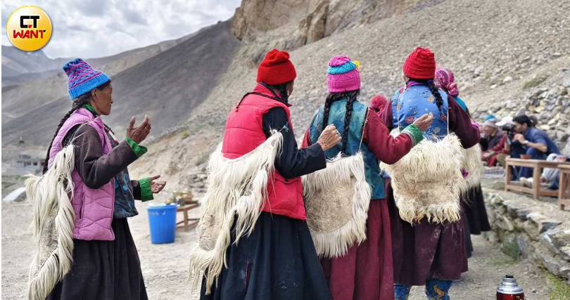 女性長者背上可見家族流傳的犛牛皮裝飾，愈精緻表示來自愈高階層。（圖／魏妤靜攝）