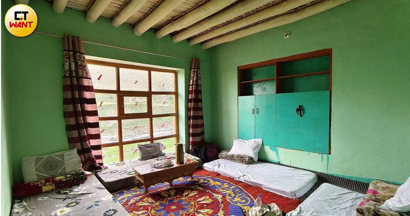 Photoksar村莊的Homestay住宿房間色彩豐富、溫暖抗風。（圖／魏妤靜攝）