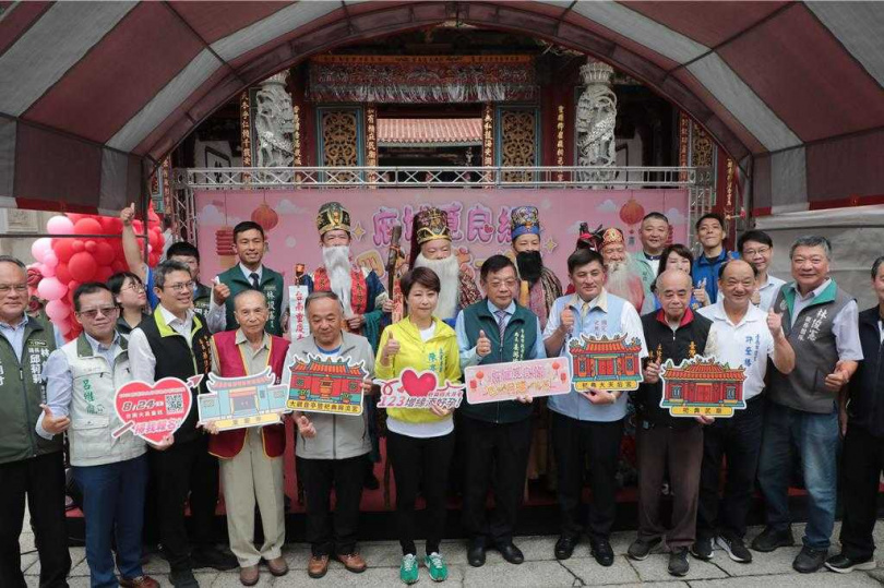 府城4大月老首度攜手舉辦單身聯誼活動，期能在月老加持下促成姻緣一線牽。（圖／中國時報曹婷婷攝）