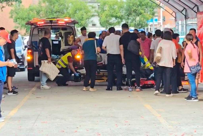 桃園市第二選區立委涂權吉自行宣布反罷免失敗時，現場1名73歲男性正吃涂權吉發送的肉包時，不慎噎到，一旁熱心民眾見狀立即撥打急救電話，並給於相關急救措施。（圖／翻攝畫面）