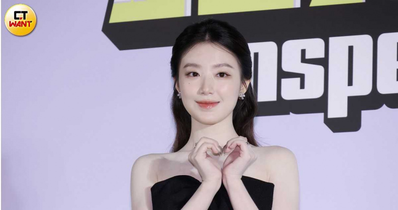 舒華自信表示會被鏡中的自己美到，感謝老天爺的眷顧。（圖／楊澍攝）