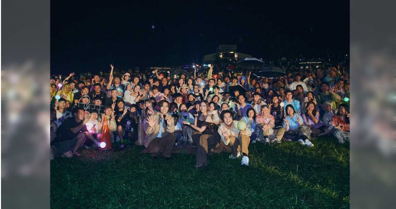 雖然下起大雨，但個五人的歌迷熱情不減。（圖／相信音樂提供）