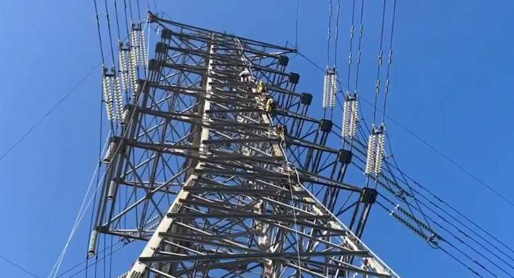 台電人員發現有人懸掛在高壓纜線上。（圖／翻攝畫面）