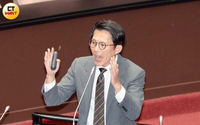 民眾黨立委黃國昌(圖)對媒體堵訪有時會顯得不耐。(圖/黃耀徵攝)