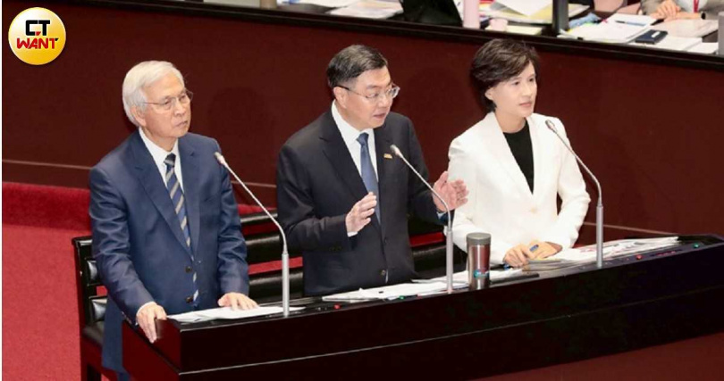 行政院長卓榮泰（中）強調，對美關稅談判要到一定突破點才能揭露進一步消息，副院長鄭麗君（右）則坦言，關鍵還卡在對美貿易逆差甚大的幾項產品。左為中央銀行總裁彭金龍。（圖／黃耀徵攝）