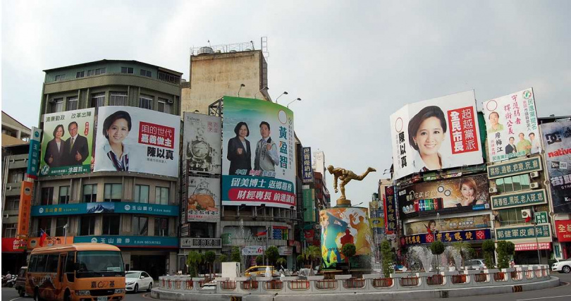 廣告看板每逢選舉都成為兵家必爭之地，看板月租金從1到6萬元不等，一場選舉花費往往得千萬起跳。（圖／報系資料照）