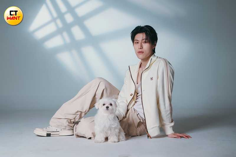 豆皮非常擅長被拍照，還拍過飼料代言，是個稱職的狗明星。（圖／楊澍攝）