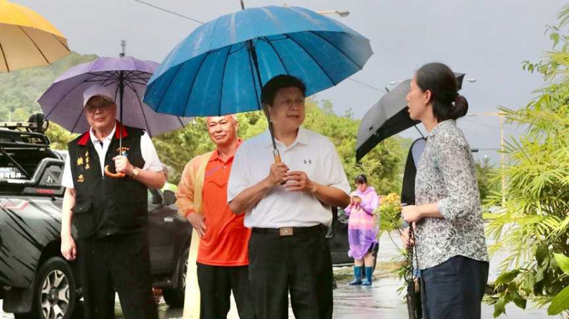 國民黨立委傅崐萁(中)也到光復鄉關心災情。(圖/黃耀徵攝)
