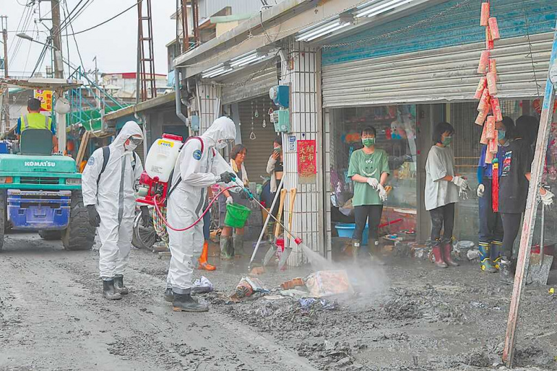 花蓮光復鄉受災嚴重,化學兵進駐噴灑藥劑清消。(圖/中國時報郭吉銓攝)