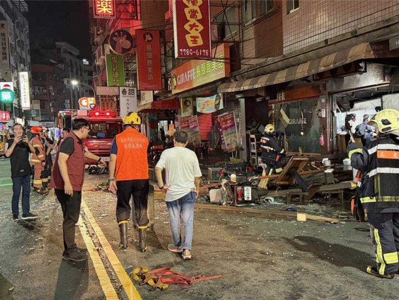 新北市蘆洲長安街自助餐店今晚發生氣爆，造成7人受傷。（圖／警方提供）