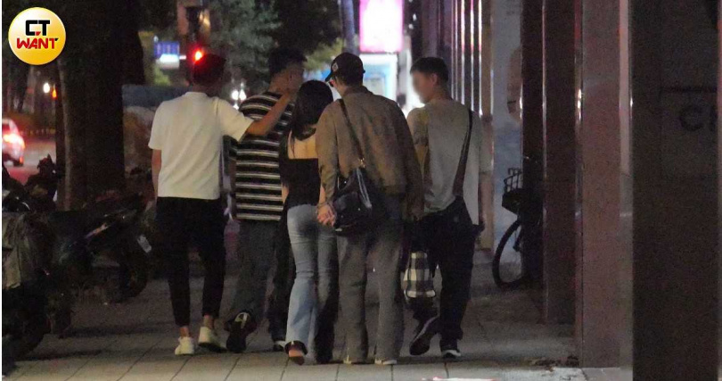 一路上祈錦鈅和A先生兩人十指緊扣緊牽著彼此的手。（圖／本刊攝影組）