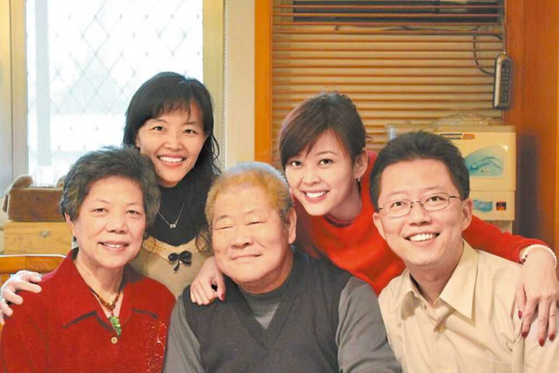 方馨(後排右)感謝家人是最堅強的後盾,母親(前排左起)、父親、哥,以及姊(後排左)給她滿滿的愛。(圖/方馨提供)