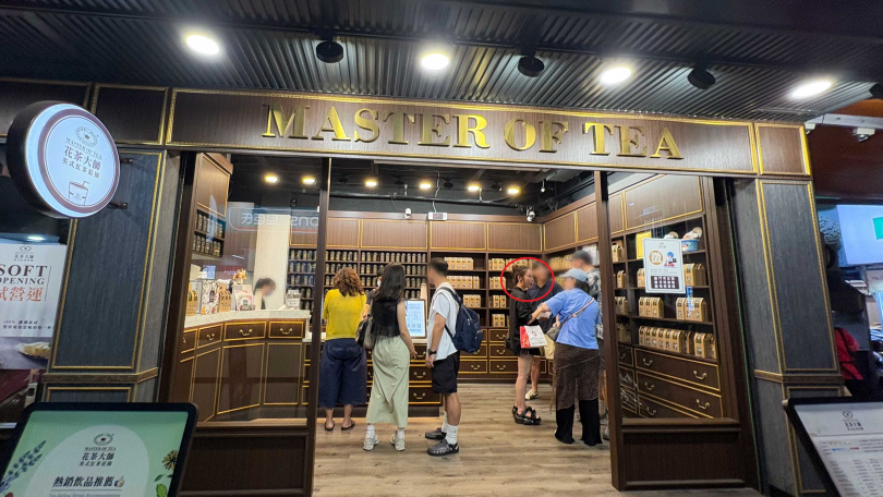 張齡予與友人們在茶飲店聊天等飲料。(圖/讀者提供)