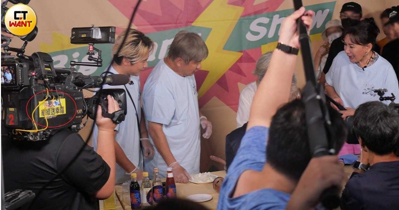 現場《週末最強大》的攝影師肩上的攝影機，貼著胡瓜另個節目《綜藝大集合》的貼紙，相當有趣。（圖／本刊攝影組）