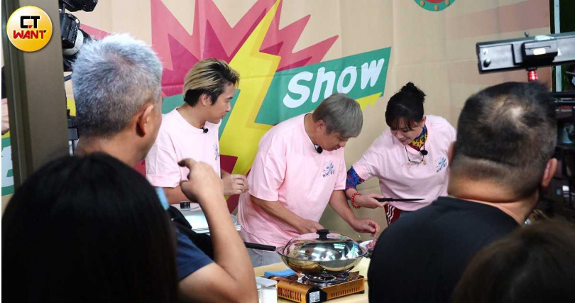 胡瓜拿起菜刀準備材料，看似笨拙的模樣逗得現場哈哈大笑，陳亞蘭立刻接戲，節目效果滿點。（圖／本刊攝影組）