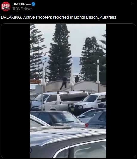 雪梨邦迪海灘14日晚間傳出多聲槍響，澳洲警方出動大批警力進駐，周邊拉起封鎖線。（圖／翻攝自Ｘ，@BNONews）