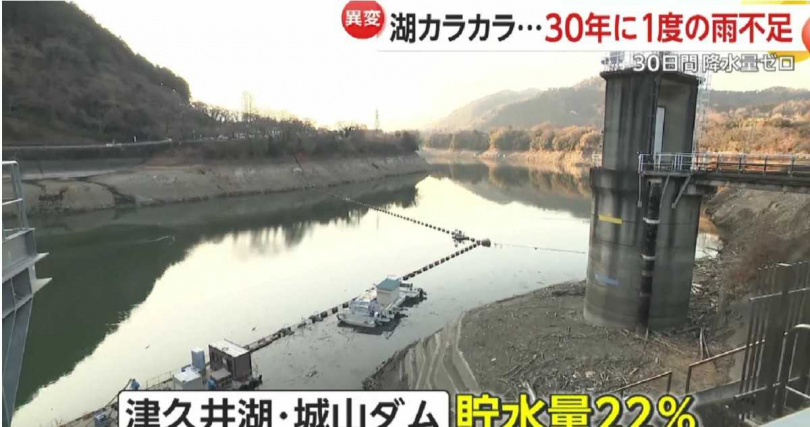 原本應停靠水面的觀光船如今被迫擱置湖底，觀光業者苦撐兩月零收入。