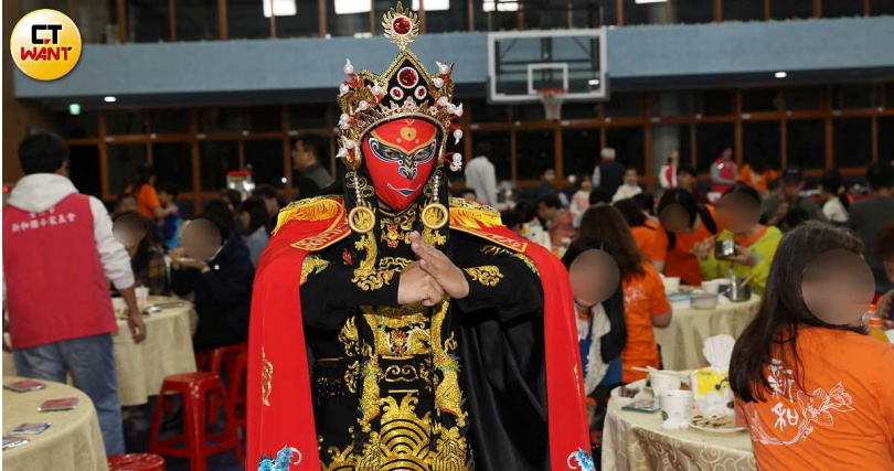 周世雄雖只學一個月，如今卻可變到15張左右的臉譜。他表示自己常在家練習，偶爾也不忘跟師傅視訊，以糾正技藝。（圖／方萬民攝）&nbsp;