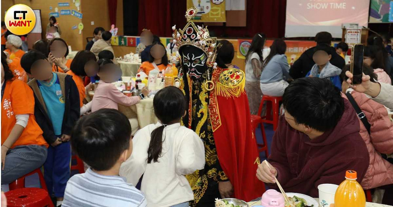 周世雄說，變臉可拉近人與人的距離，也可帶給民眾深刻印象和一些樂趣。（圖／方萬民攝）&nbsp;