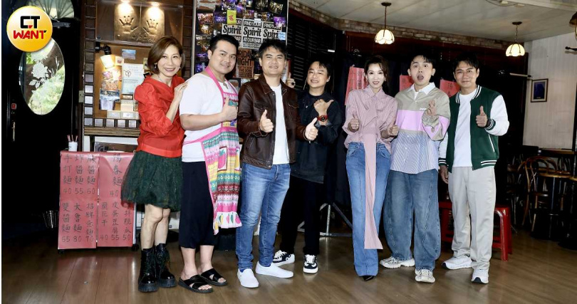 郎祖筠、黃浩詠、郭耀仁、賴銘偉、葉全真、黃豪平、陳隨意出席春河劇團音樂劇《老闆~來碗陽春麵！》重啟記者會。（圖／侯世駿攝）