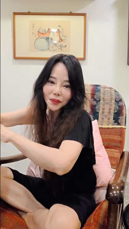 狄鶯開直播與網友互動。（圖／翻攝Twitch）