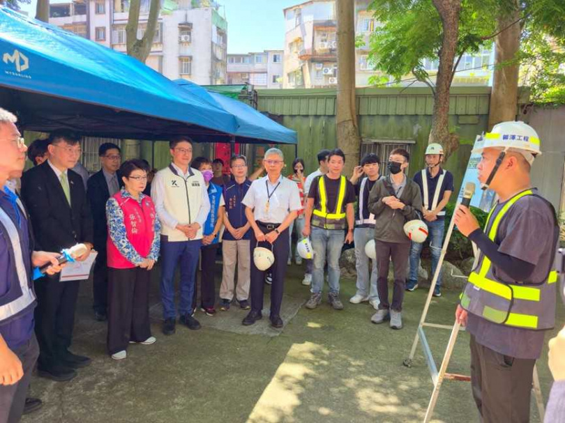 施工單位向在場官員與民代報告工程近況。（圖／翻攝自張智倫媒體群組）