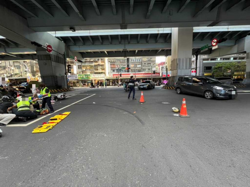 肇事轎車撞擊後再度暴衝，直接將兩名女子輾壓在車輪下。（圖／報系資料照）