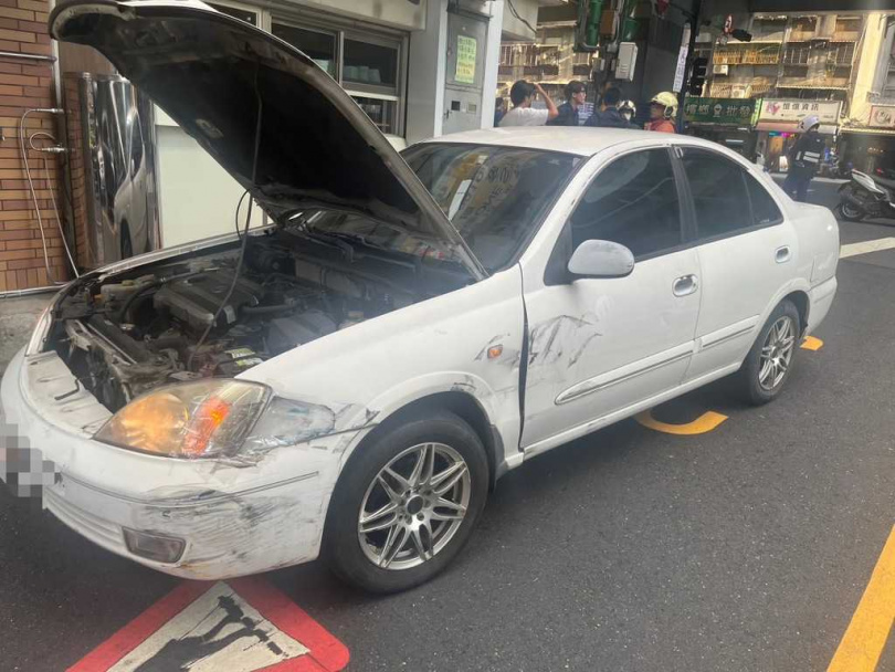 肇事轎車撞擊後再度暴衝，直接將兩名女子輾壓在車輪下。（圖／報系資料照）