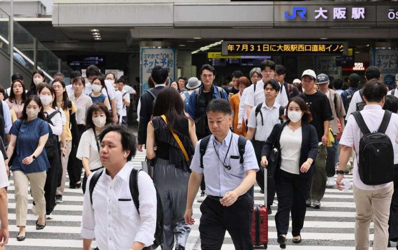原PO表示自己正常步行、未擋路也未滑手機，卻突然遭陌生男子揮拳攻擊。