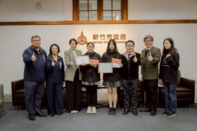 新竹數位實驗高中開創首學期就斬獲大獎,學生邱婕玲與郭蓁在「AGI AI/APP Innovation Challenge 2025國際賽」,括奪下國際高中組冠軍,市長高虹安接見時也大讚「你們好棒」。(圖/翻攝高虹安臉書)