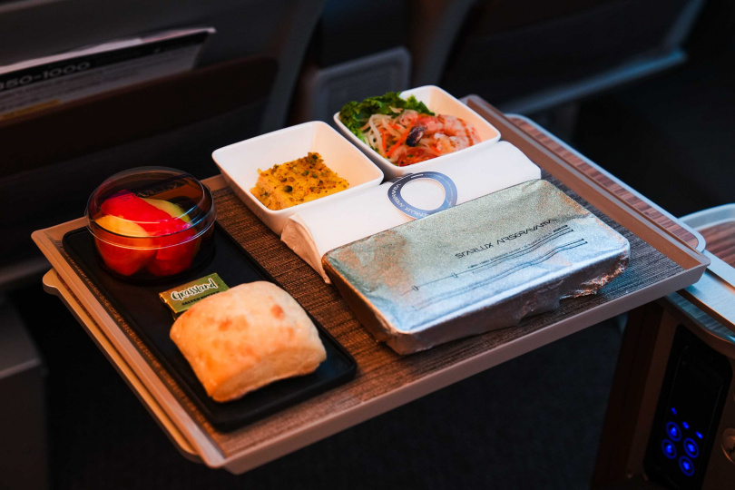 熱餐鋁箔紙呈現AIRSORAYAMA金屬質感。(圖片提供/星宇航空)