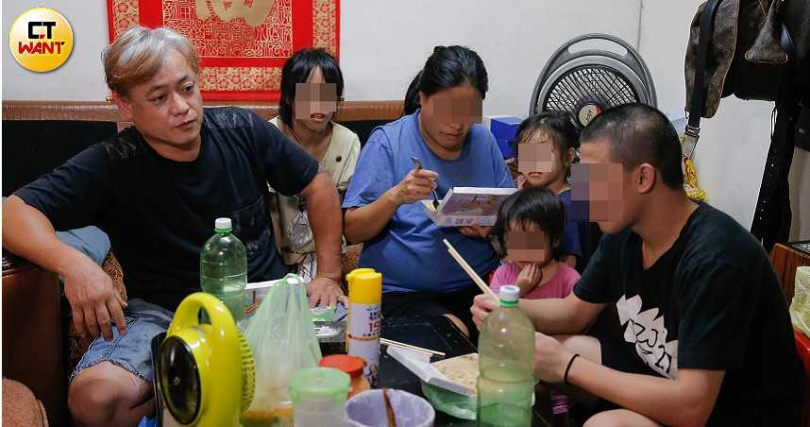 如果沒有行善麵店的待用麵,黃先生一家6口一天甚至吃不到幾口飯。(圖/王永泰攝)