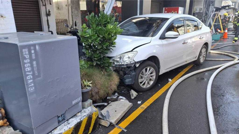 台南市中西區29日上午8時30分發生一件火警，疑因一輛汽車撞毀變電箱成為肇事原因。（圖／中國時報程炳璋攝）