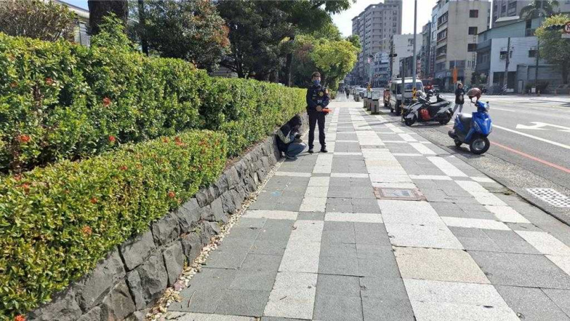 台南市中西區29日上午8時30分發生一件火警，疑因一輛汽車撞毀變電箱成為肇事原因。（圖／中國時報程炳璋攝）