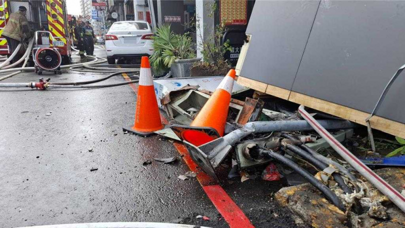 台南市中西區29日上午8時30分發生一件火警，疑因一輛汽車撞毀變電箱成為肇事原因。（圖／中國時報程炳璋攝）