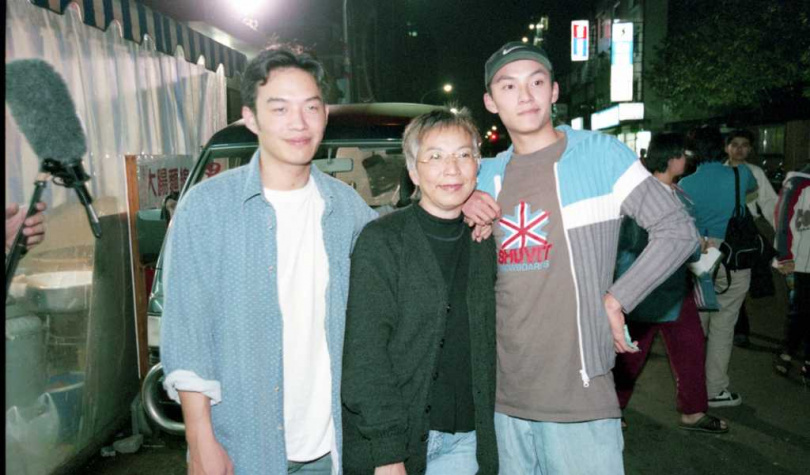 金馬影帝張震（右）的80歲母親趙欣然（中）驚傳在2月11日逝世，胞兄張翰（左）日前還敬業出席活動。（圖／報系資料照）