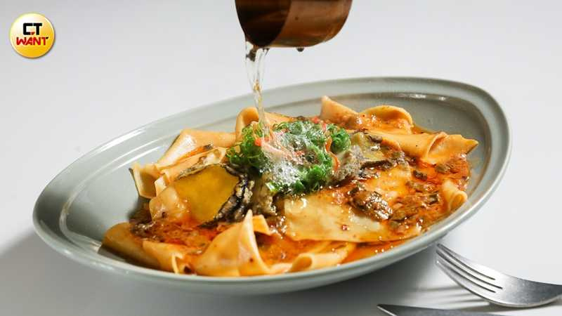 「油潑鮑魚」上桌時會澆淋熱油釋放蔥香，記得趁熱將寬麵拌開品嘗。（380元，圖／侯世駿攝）