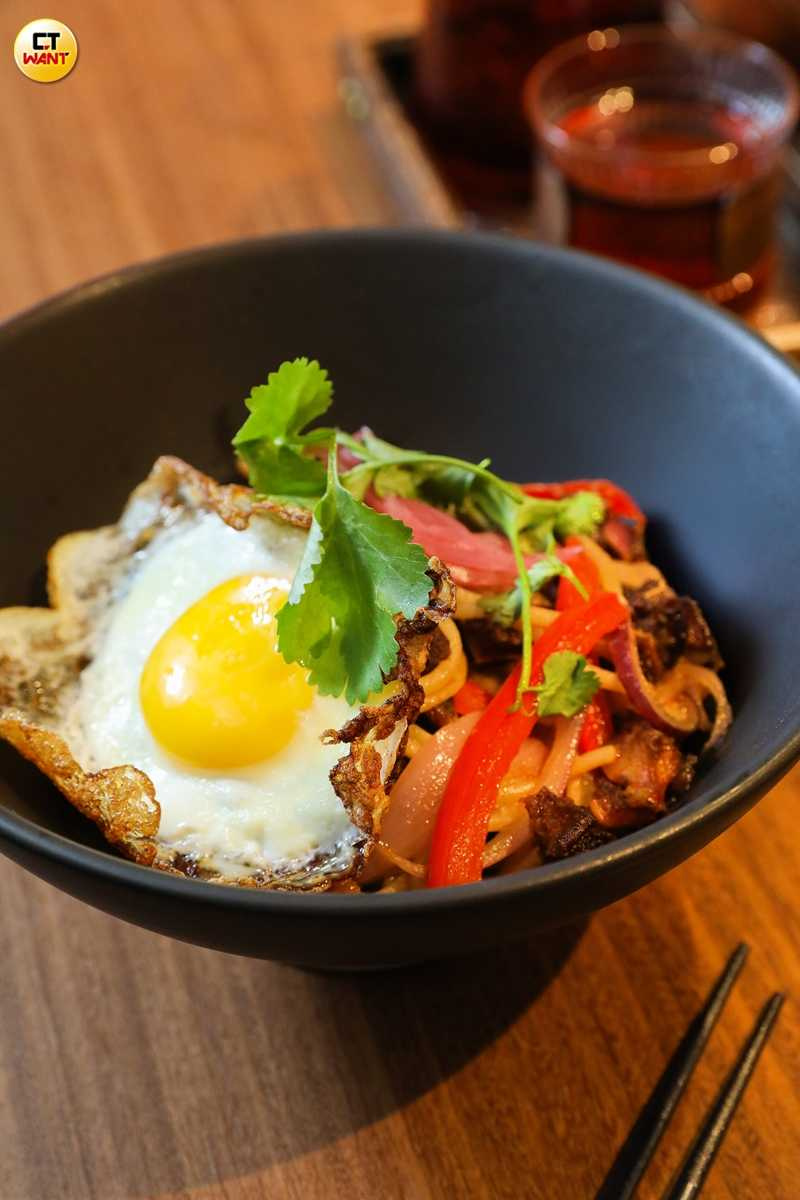 品嘗「鐵板西西格」時不妨戳破太陽蛋讓蛋液流入義式直麵中，再與配料拌勻享用，酸甜脆口中還略帶滑順感。（270元，圖／侯世駿攝）