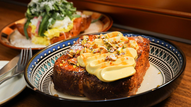 「開心果極厚法式布蕾吐司」於布里歐的脆皮焦糖層上再擠滿西西里開心果瑞可達起司、撒上烤開心果碎，並搭配酸甜杏桃醬來平衡濃郁堅果香氣。（380元，圖／侯世駿攝）