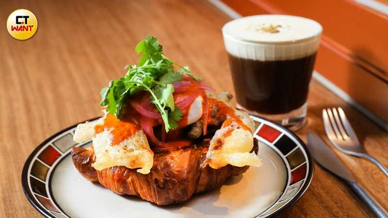 「軟殼蟹可頌」可見整隻酥炸軟殼蟹躺在可頌上，戳破水波蛋、搭配醃漬洋蔥入口，既酥脆又香氣十足。（360元，圖／侯世駿攝）