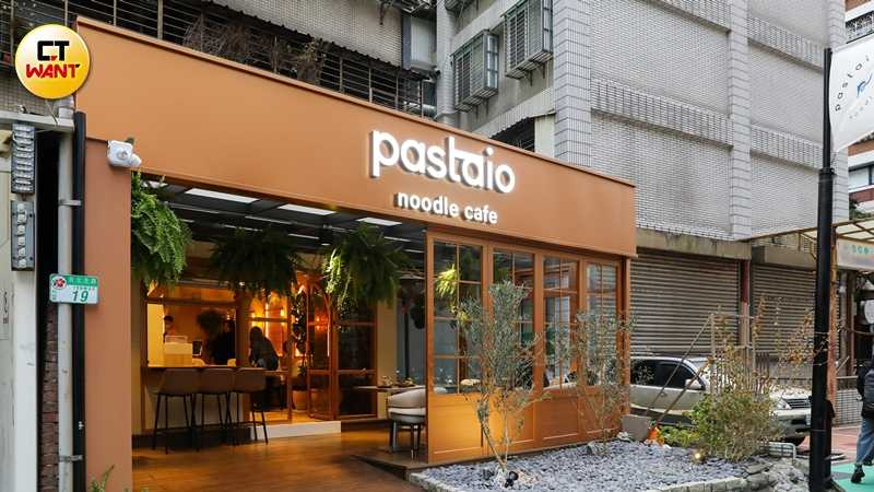 pastaio noodle café的麵食設計將以亞洲為主、西式為輔，提供室內用餐區與氛圍輕鬆的半戶外座位。（圖／侯世駿攝）