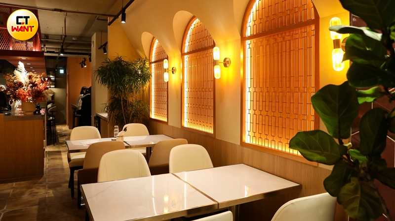 店裝設計延續母品牌PASTAIO時髦簡約的風格及圓拱元素，以銅珍珠色系搭配白色大理石桌面，並有綠意植栽點綴其中。（圖／侯世駿攝）