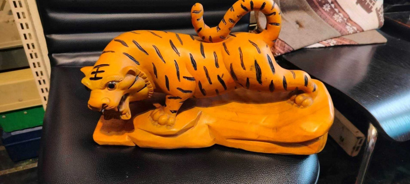 遭鄭男用油漆上色的虎爺神像。(圖/翻攝畫面)