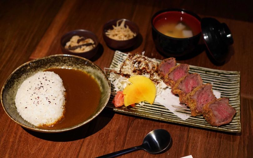 「咖喱 A5 炸和牛」透過兩次油炸間讓肉排休息回溫，確保外酥內嫩、鎖住肉汁。（1,200元，圖／魏妤靜攝）